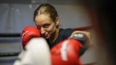 A boxeadora ourens�, Luz�a Pi�ero, no cuadril�tero de Turbo Box onde entrena para competir e tam�n traballa