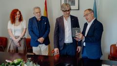 El cirujano Diego Gonz�lez Rivas (segundo derecha) recibe la medalla del Concello de A Arnoia entregada por su alcalde, Rodrigo Aparicio.