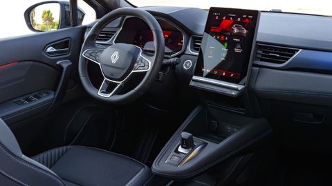 El Symbioz es un avanzado en conectividad gracias a la asociacin de Renault y Google que ofrece mapas, informaciones y aplicaciones para hacer ms entretenido y fcil viajar en el coche, que adems ofrece un gran espacio interior para su tamao