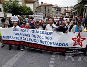 <span lang= es-es >Los que regresan, en pie de guerra</span>. El fen�meno del repunte de la emigraci�n coincide con la pol�mica que azota a quienes estuvieron fuera y retornaron, a los que Hacienda reclama ahora cotizaciones. En la foto, una manifestaci�n en Pontevedra el pasado mes de abril en contra de la medida. 