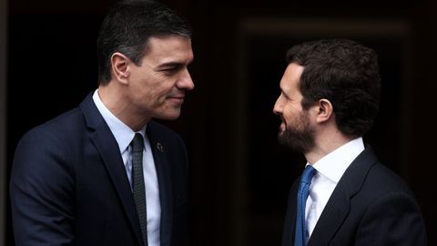 El presidente Pedro Snchez y el lder de la oposicin, Pablo Casado, en una reunin en la Moncloa