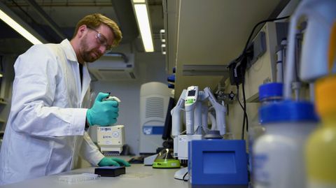 Un empleado de la farmaceutica alemana Philipp Hoffman, que est� trabajando en una vacuna para el Covid-19