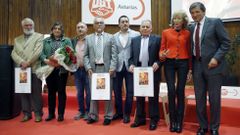 El presidente del Principado, Javier Fernández (d), la exvicepresidenta del Gobierno, María Teresa Fernández de la Vega (2d), el secretario general de UGT, Pepe Álvarez (3i), entre otros premiados, tras finalizar el acto de entrega de los Premios Primero de Mayo de UGT Asturias, en Oviedo.