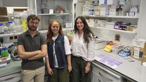 Llu�s Miquel Lis, Laura V�zquez y Claudia Betsab� Huesa, en uno de los laboratorios del IDIS