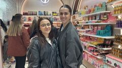 Lorena y Candela asistieron a la inauguraci�n de la tienda Primor en A Coru�a.