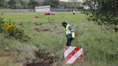 Los agentes inspeccionan el terreno en todo el per�metro donde quedaron las huellas de los impactos del coche