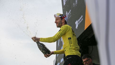 Adam Yates con el maillot amarillo de l�der de la general