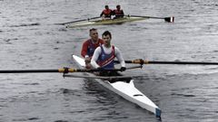 Dos regatistas, en el Campeonato de Galicia de remo de larga distancia en Castrelo de Mi�o.