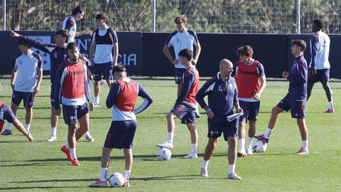 La plantilla del filial c�ltico entren� ayer en Afouteza y luego viaj� a Gij�n por carretera.