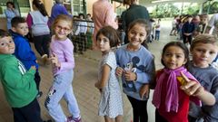 Foto de archivo de alumnos entrando a clase en el colegio San Xoan de Filgueira
