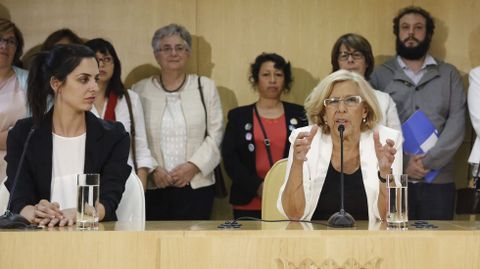 Maestre, a la izquierda, junto a Carmena