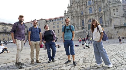 Los blogueros de viajes (de izquierda a derecha) Alberto Ribás, Bo Saldaña, Leticia Pérez, Dani Keral y Eva Abal hicieron el Camino de Fisterra y Muxía para promocionar la ruta.