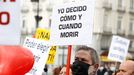 Miembros de la asociacin Derecho a Morir Dignamente, concentrados en la Puerta del Sol de Madrid a favor de la ley de la eutanasia, en una foto de archivo