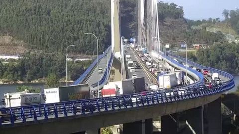 El puente, atascado en direcci�n a Pontevedra