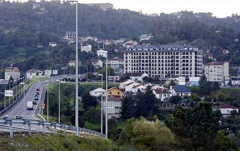 <span lang= es-es >Las plantas superiores, afectadas</span>. El caso del edificio del final de la avenida de Marcelo Mac�as 	se complica por la reciente suspensi�n judicial de la licencia de obra y la orden de derribo.
