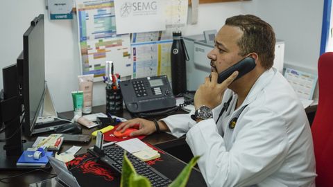 El mdico Albert Foo atiende una consulta telefnica en el centro de salud de Laza