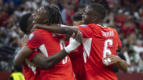 Los jugadores suizos celebran la victoria ante Argelia