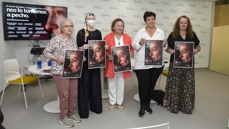 Raquel Quintns, Mara Jos Rosal, ngeles Rubio, Carmen Suage y Patricia Martn, supervivientes y pacientes de cncer de mama, este jueves, en la sede de la AECC en Pontevedra