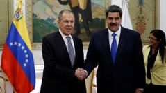 El ministro de Asuntos Exteriores ruso, Sergu�i Lavrov, estrecha la mano de Nicol�s Maduro en el encuentro que mantuvieron en Caracas