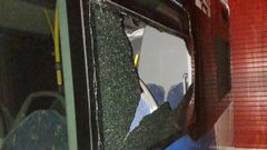 Lunas rotas en un autob�s de Oviedo