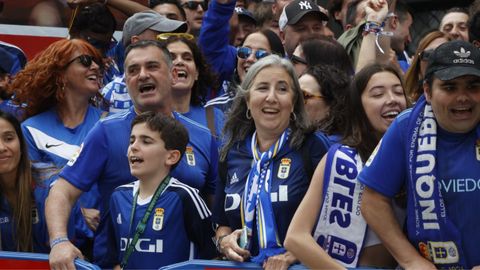 Recibimiento de la afición del Real Oviedo ante el playoff con el Espanyol