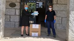 La alcaldesa, Raquel Bautista, recibe la donaci�n de la bodega Terri�a de mano de su en�loga, Luc�a Carballeira