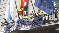 Trabajadores de Alcoa se encadenan al balc�n de la Subdelegaci�n del Gobierno en Lugo