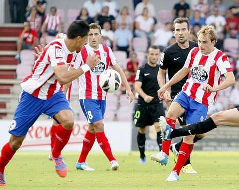 H�ctor Font, intentando un pase hacia Quiroga, con Seoane a su espalda.