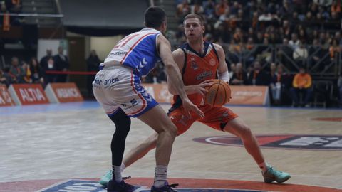 Paul Jorgensen prepara un lanzamiento durante el partido entre el Leyma y el Alicante.