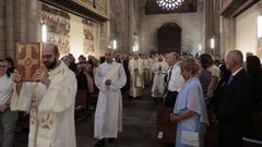Instante en el que Andr�s Segura, todav�a como di�cono, accede a la Catedral de Mondo�edo, en la que fue ordenado sacerdote en un acto presidido por el obispo, Fernando Garc�a Cadi�anos, y que fue retransmitido por el canal diocesano de Youtube