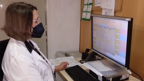 Pilar Chouza Insua, enfermera supervisora del �rea de admisi�n y hospitalizaci�n del Chuac. Cansada y con �toda mi esperanza en la vacuna�, avisa que, a diferencia de marzo,  �hay ingresadas hasta tres generaciones  de la misma familia�.