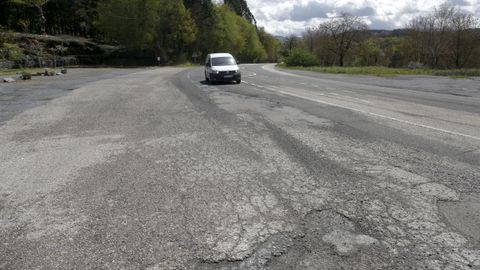 Un acceso a la N-6 en Vilarteln, entre Baralla y O Corgo