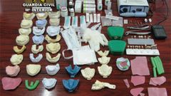 Al detenido le fue intervenido numeroso material prot�sico y odontol�gico en el momento de su detenci�n