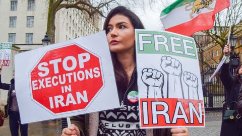 Una ciudadana protesta contra las ejecuciones en Ir�n en una manifestaci�n realizada en Londres.