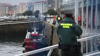 Aparece un cad�ver encadenado en el puerto de Ribeira