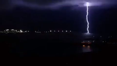 Un rayo cae sobre la bah�a de Gij�n