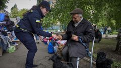 Rescatadores en un centro de evacuacin en Jrkov.