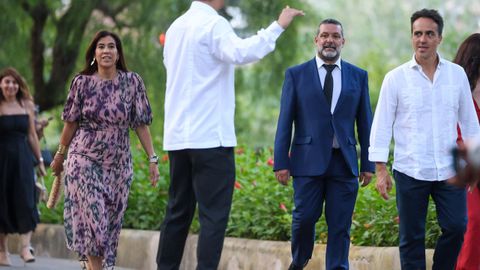 Jaime Anglada y pareja durante la recepción a las autoridades y una representación de la sociedad balear en el Palacio de Marivent, el pasado 4 de agosto