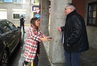 El alcalde muxi�n recibi� a la conselleira a la puerta del Concello, en un ambiente de j�bilo. 