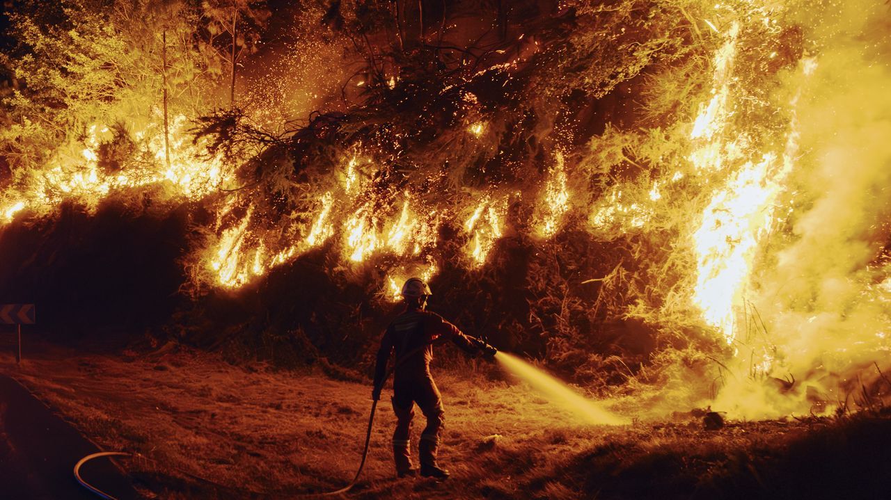 La Xunta activa el nivel de protección 2 ante la proximidad del fuego a las casas de Maceda