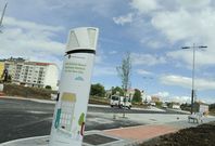 Con el mobiliario urbano ya instalado, L�pez espera abrir al tr�fico A Baiuca la pr�xima semana. 