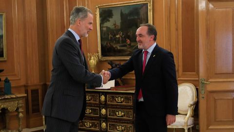 Felipe VI y Javier Esparza, presidente de UPN, en La Zarzuela.