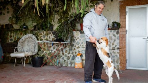 Manuel Cabezas, de 71 a�os, junto su perro en su casa en la parroquia de Bora, en Pontevedra. Hace tiempo que busca con quien compartir vivienda para tener a alguien con quien hablar.  
