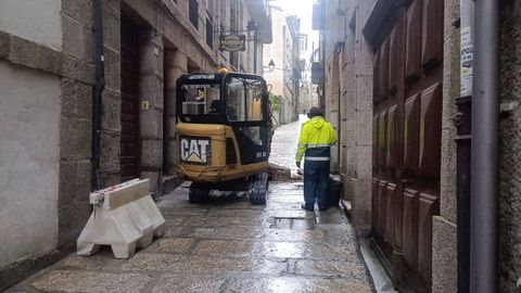 Una aver�a dej� temporalmente sin suministro de agua a los residentes en la r�a Y��ez de Ribadavia.
