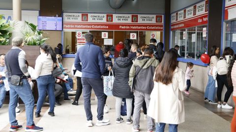 Colas en el mostrador de estad&iacute;stica y padr&oacute;n del Concello de Vigo, en una imagen de abril