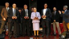 Los distinguidos en la gala de la fundaci�n, anoche, sobre el escenario del Sal�n Garc�a. 