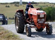 Manuel Iglesias, el a�o pasado, con el tractor que compr� en 1970.