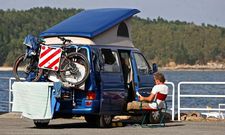 Un usuario con furgoneta adaptada relajado ayer en el puerto de Camari�as. 