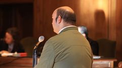 El acusado de estafar a su empresa, este jueves, sentado en el banquillo en la Audiencia de Pontevedra.