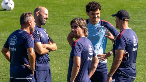 Stefan Bajcetic, con miembros del cuerpo t�cnico del Celta.